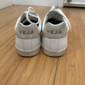 Size 39 EU (8 US)
Worn a few times
All white leather rubber sole & fabric lining